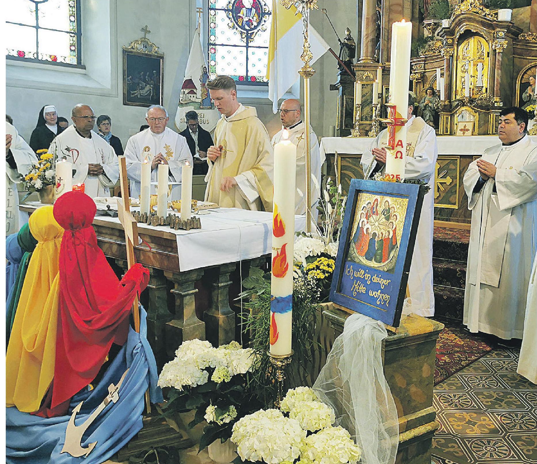 Domvikar Tobias Löffler bei der Begrüßung und bei der Eucharistiefeier.