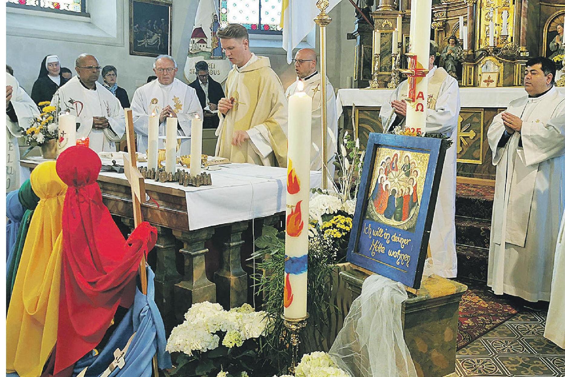 Domvikar Tobias Löffler bei der Begrüßung und bei der Eucharistiefeier.
