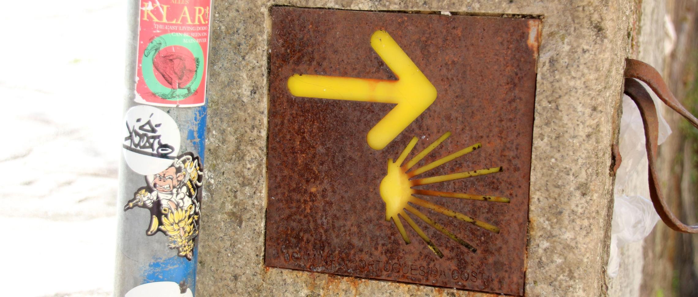 Wegweiser_Jakobsweg (c) Peter Weidemann / Pfarrbriefservice Wegweiser_Jakobsweg